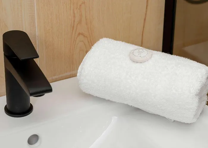 Compact With Balcony Nearby The Old Town By Renters Διαμέρισμα *